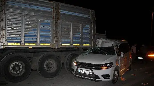 Kazada savrulan araç tırın altına girdi, sıkışan yaralı kurtarıldı