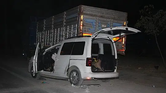 Kazada savrulan araç tırın altına girdi, sıkışan yaralı kurtarıldı