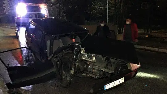Kazada savrulup direğe çarpan otomobil hurdaya döndü: 5 yaralı