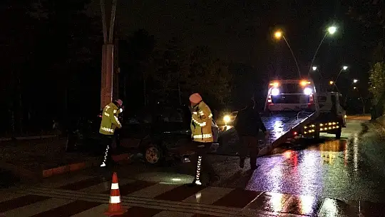 Kazada savrulup direğe çarpan otomobil hurdaya döndü: 5 yaralı