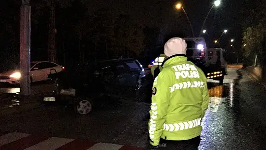 Kazada savrulup direğe çarpan otomobil hurdaya döndü: 5 yaralı