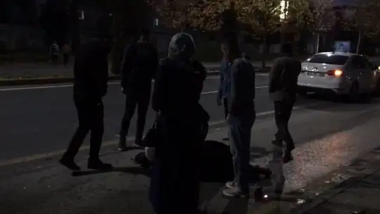 Kazada yaralanan kadının üzerini montlarıyla örttüler