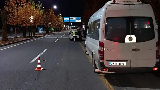 Kazada yaralanan kadının üzerini montlarıyla örttüler