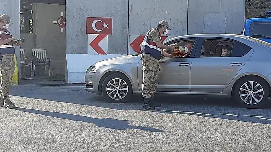 Kebanda jandarma uygulama yapıp vatandaşın bayramını kutladı