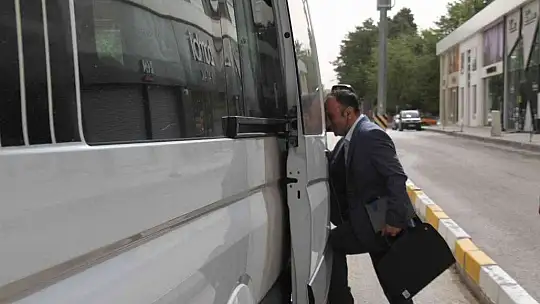 Kemal Sunal'ın oynadığı 'Atla Gel Şaban' filmi Elazığ'da gerçek oldu: Minibüse binmeden yazamıyor