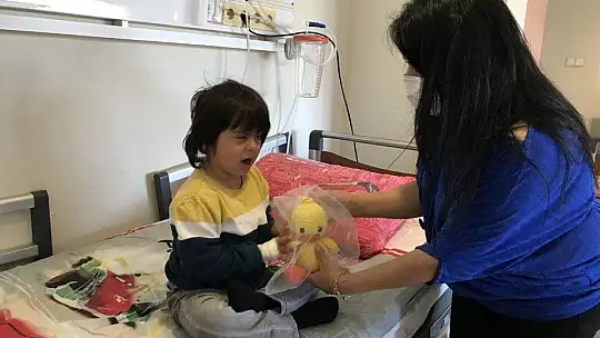 Kemoterapide gördüğü çocukların yüzlerini ördüğü bebeklerle güldürdü