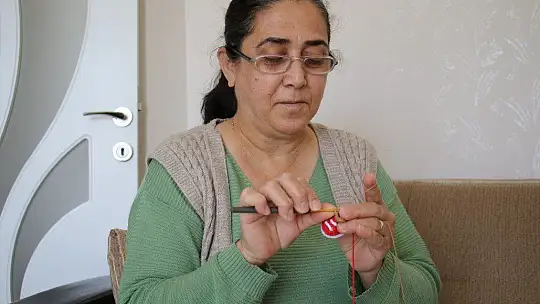 Kemoterapide gördüğü çocukların yüzlerini ördüğü bebeklerle güldürdü