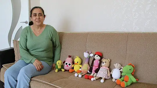 Kemoterapide gördüğü çocukların yüzlerini ördüğü bebeklerle güldürdü