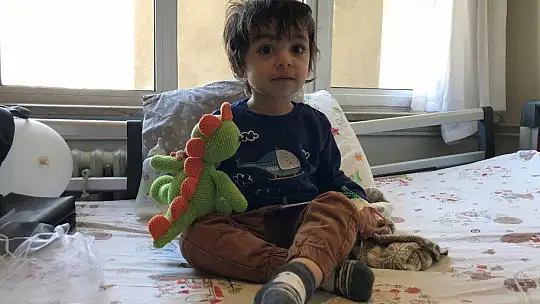 Kemoterapide gördüğü çocukların yüzlerini ördüğü bebeklerle güldürdü