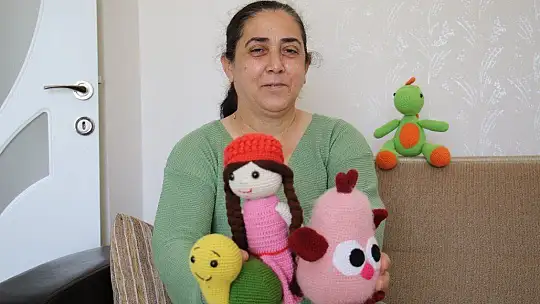Kemoterapide gördüğü çocukların yüzlerini ördüğü bebeklerle güldürdü