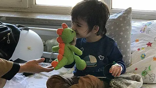 Kemoterapide gördüğü çocukların yüzlerini ördüğü bebeklerle güldürdü