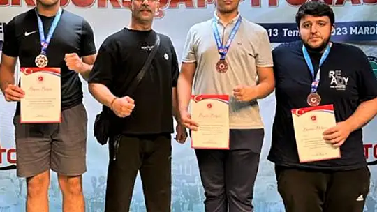 Kick Boks'ta Elazığ rüzgarı
