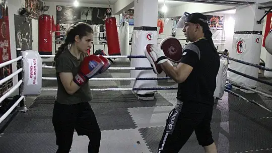Kick boksçular, dan sınavlarına hazırlanıyor
