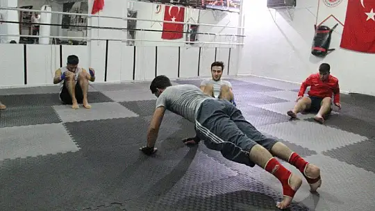 Kick boksçular, dan sınavlarına hazırlanıyor