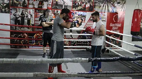 Kick boksçular, dan sınavlarına hazırlanıyor
