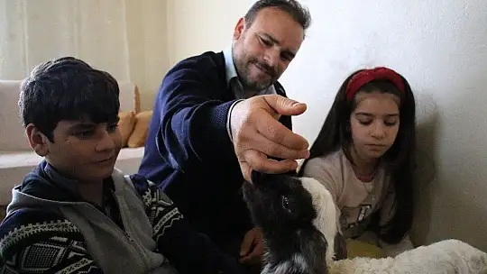 Kış Günü Doğan Kuzulara Soba Kenarında Bakılıyor