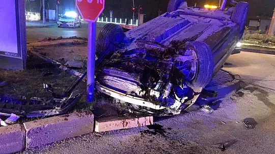 Kısıtlama saatinde çaldığı otomobil ile kaza yapan şüpheli hastanelik oldu