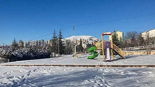 Elazığ Güne Karla Uyandı