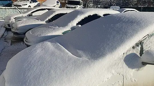 Elazığ Güne Karla Uyandı