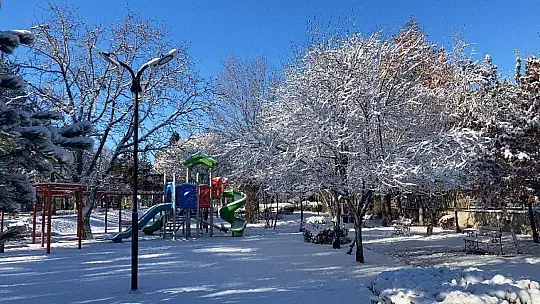 Elazığ Güne Karla Uyandı
