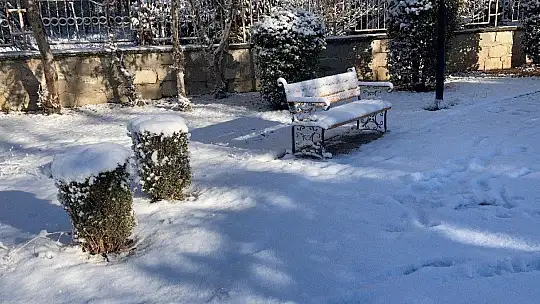 Elazığ Güne Karla Uyandı