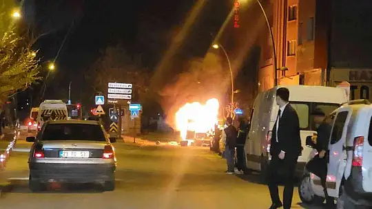 Kontağın çevrilmesiyle transit bir anda patlayıp alev topuna döndü: 1 yaralı