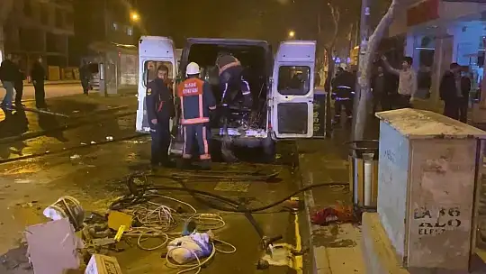 Kontağın çevrilmesiyle transit bir anda patlayıp alev topuna döndü: 1 yaralı