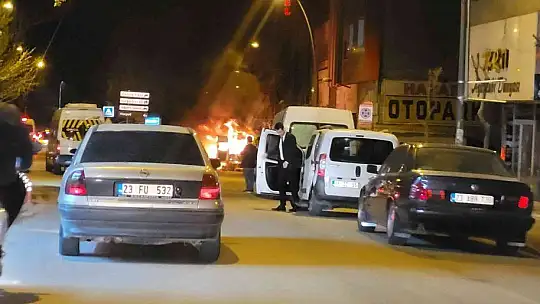 Kontağın çevrilmesiyle transit bir anda patlayıp alev topuna döndü: 1 yaralı