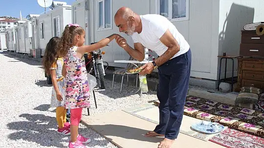 Konteyner kentlerde depremzede çocukların bayram sevinci