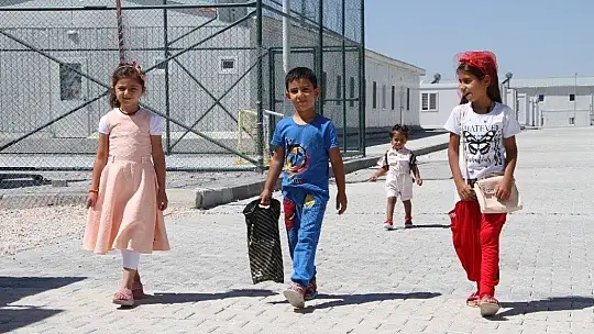 Konteyner kentlerde depremzede çocukların bayram sevinci