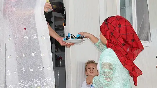 Konteyner kentlerde depremzede çocukların bayram sevinci
