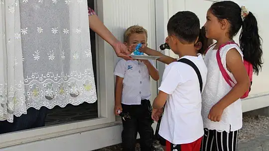 Konteyner kentlerde depremzede çocukların bayram sevinci