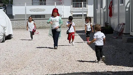 Konteyner kentlerde depremzede çocukların bayram sevinci