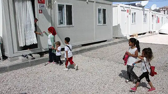Konteyner kentlerde depremzede çocukların bayram sevinci