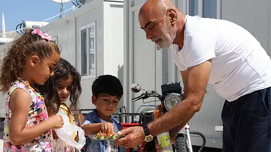 Konteyner kentlerde depremzede çocukların bayram sevinci