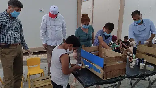 Konteyner kentte çocuklar, kütüphane için boyama etkinliği yaptı