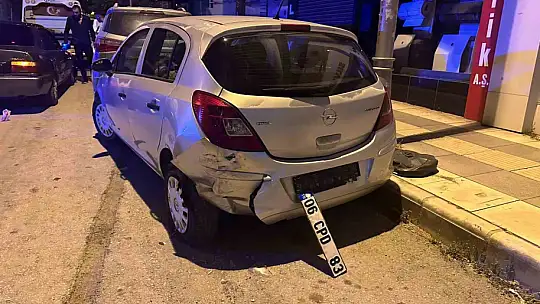 Kontrolden çıkan araç, park halindeki otomobillere çarptı