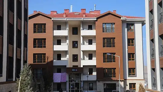 Konuttaki yüzeysel çatlak, çekiç ve beton delici ile kırım yapılarak gösterildi