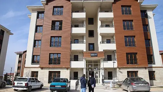 Konuttaki yüzeysel çatlak, çekiç ve beton delici ile kırım yapılarak gösterildi