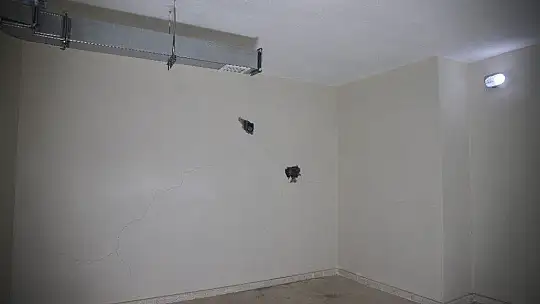 Konuttaki yüzeysel çatlak, çekiç ve beton delici ile kırım yapılarak gösterildi
