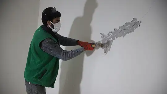 Konuttaki yüzeysel çatlak, çekiç ve beton delici ile kırım yapılarak gösterildi