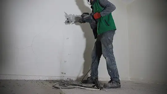 Konuttaki yüzeysel çatlak, çekiç ve beton delici ile kırım yapılarak gösterildi