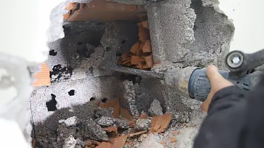 Konuttaki yüzeysel çatlak, çekiç ve beton delici ile kırım yapılarak gösterildi