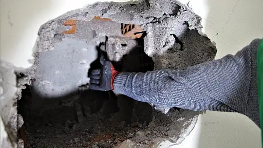Konuttaki yüzeysel çatlak, çekiç ve beton delici ile kırım yapılarak gösterildi