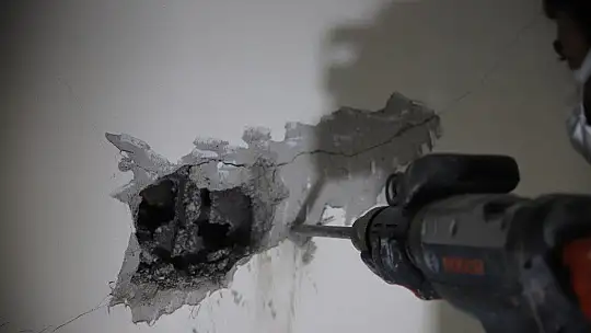 Konuttaki yüzeysel çatlak, çekiç ve beton delici ile kırım yapılarak gösterildi