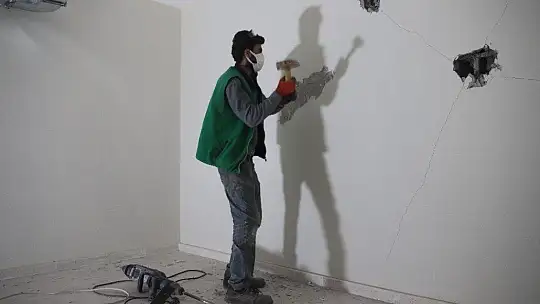 Konuttaki yüzeysel çatlak, çekiç ve beton delici ile kırım yapılarak gösterildi