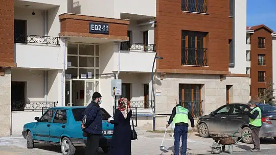 Konuttaki yüzeysel çatlak, çekiç ve beton delici ile kırım yapılarak gösterildi