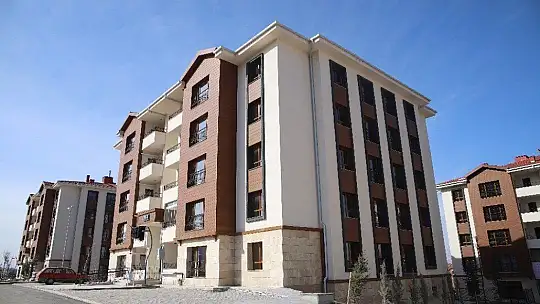 Konuttaki yüzeysel çatlak, çekiç ve beton delici ile kırım yapılarak gösterildi