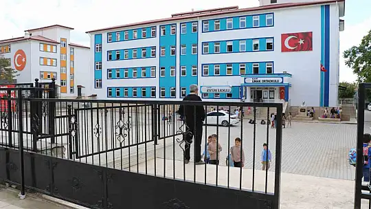 Kopya çekerken yakalanan öğrenci öğretmenini bıçakladı