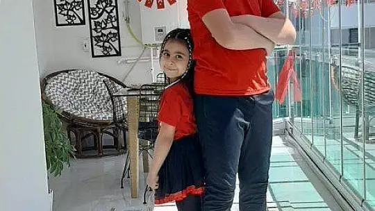 Korona virüse yakalanan babaları ile 23 Nisan'ı böyle kutladılar